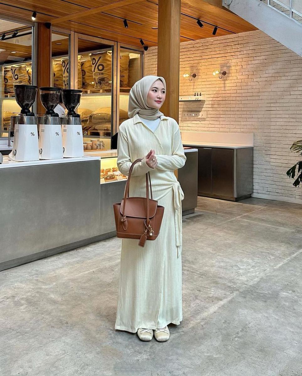 inspirasi outfit bukber dengan abaya ala Intan Ghazella (instagram.com/intanghazll_)