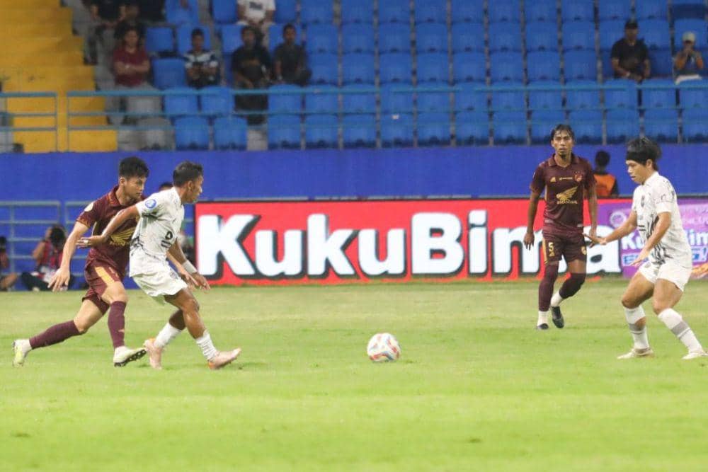 Salah satu momen pertandingan pekan ke-30 BRI Liga 1 2023/24 antara PSM Makassar melawan Borneo FC Samarinda yang berlangsung di Stadion Batakan Balikpapan, Jumat 29 Maret 2024. (Dok. Ofisial PSM Makassar/Agung Dewantara)
