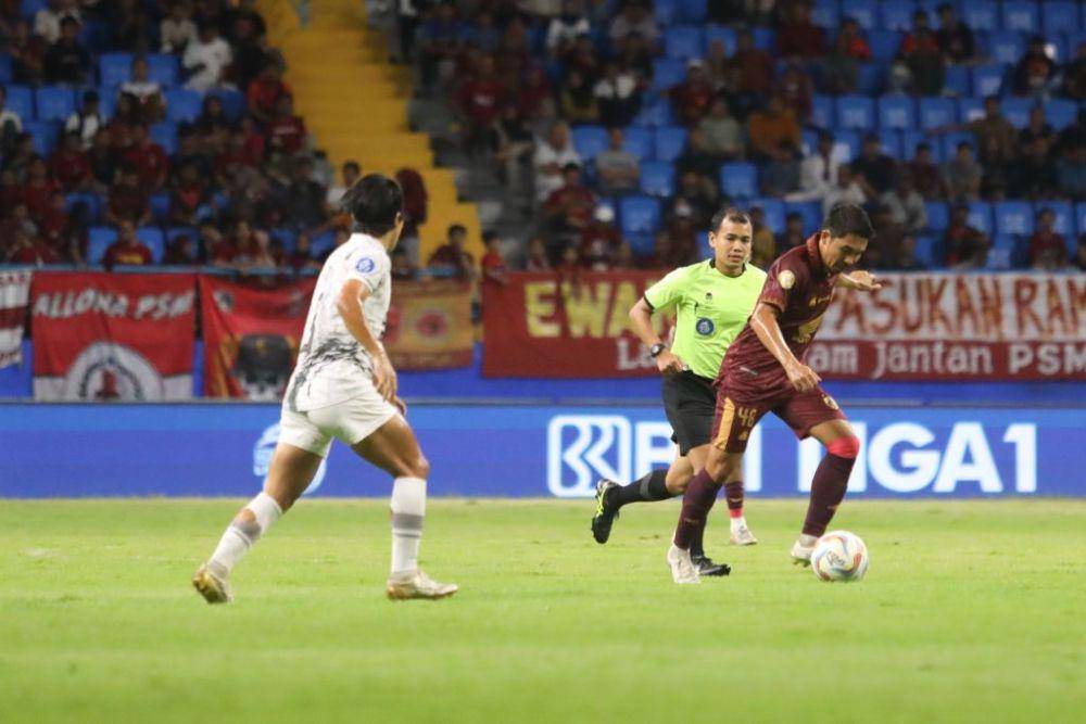 Salah satu momen pertandingan pekan ke-30 BRI Liga 1 2023/24 antara PSM Makassar melawan Borneo FC Samarinda yang berlangsung di Stadion Batakan Balikpapan, Jumat 29 Maret 2024. (Dok. Ofisial PSM Makassar/Agung Dewantara)