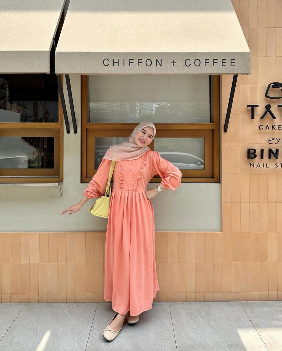 inspirasi outfit bukber dengan abaya ala Intan Ghazella (instagram.com/intanghazll_)