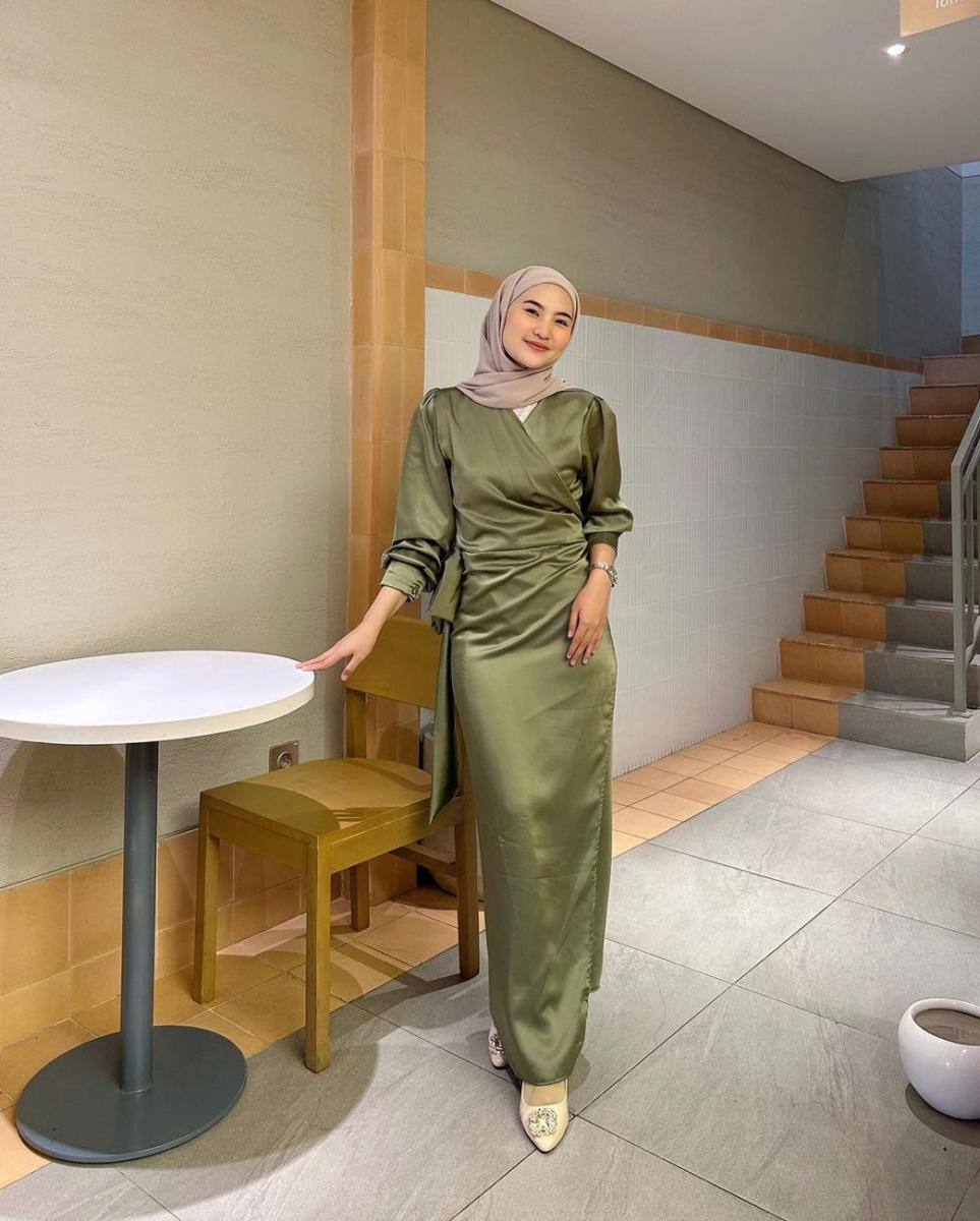 inspirasi outfit bukber dengan abaya ala Intan Ghazella (instagram.com/intanghazll_)