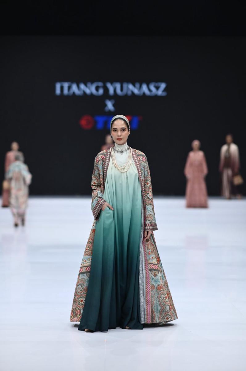 koleksi busana brand lokal di IFW 2024 hari pertama (dok.Itang Yunasz)