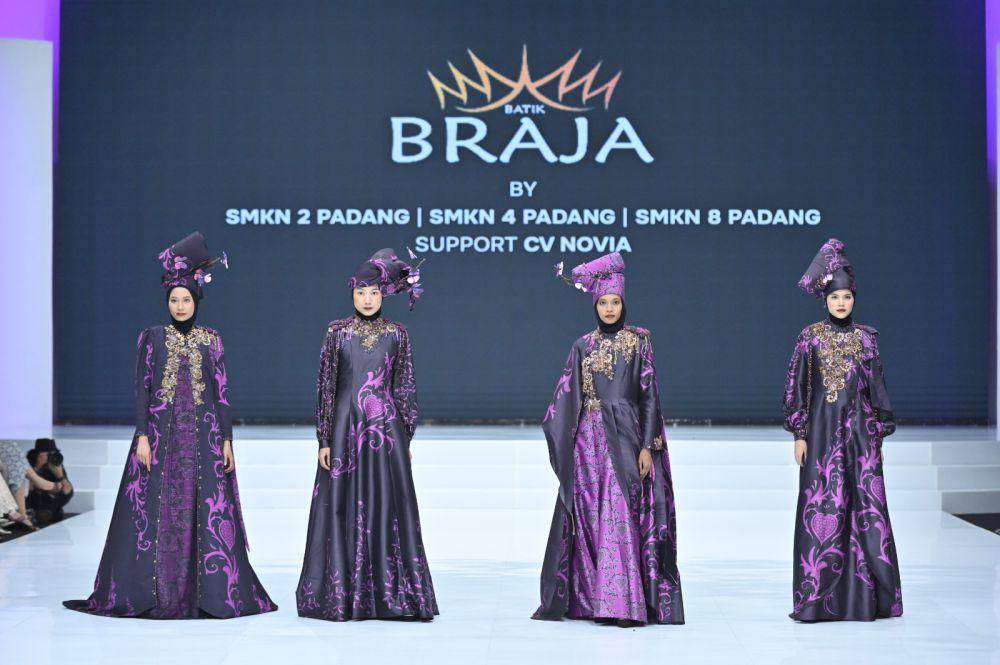koleksi baju etnik modern di IFW 2024 (dok.BRAJA BATIK)