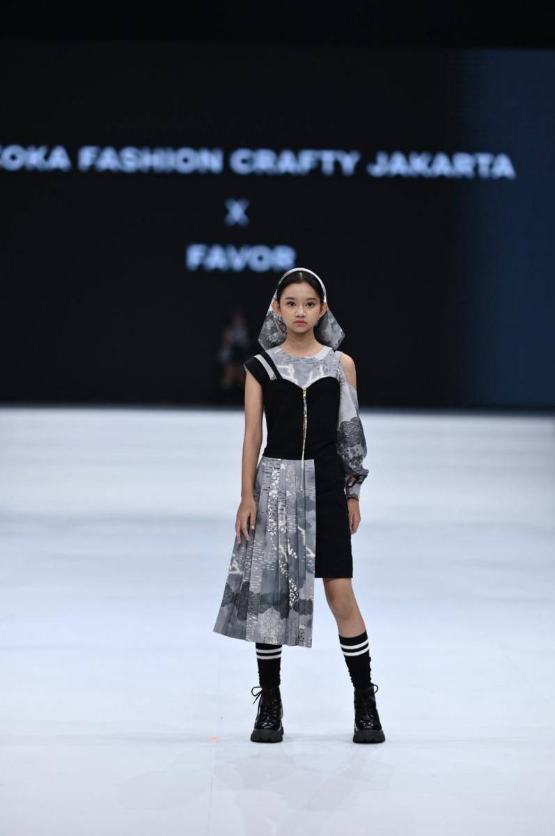 model baju anak dari brand lokal di IFW 2024 (dok.IKOKA FASHION CRAFTY JAKARTA)