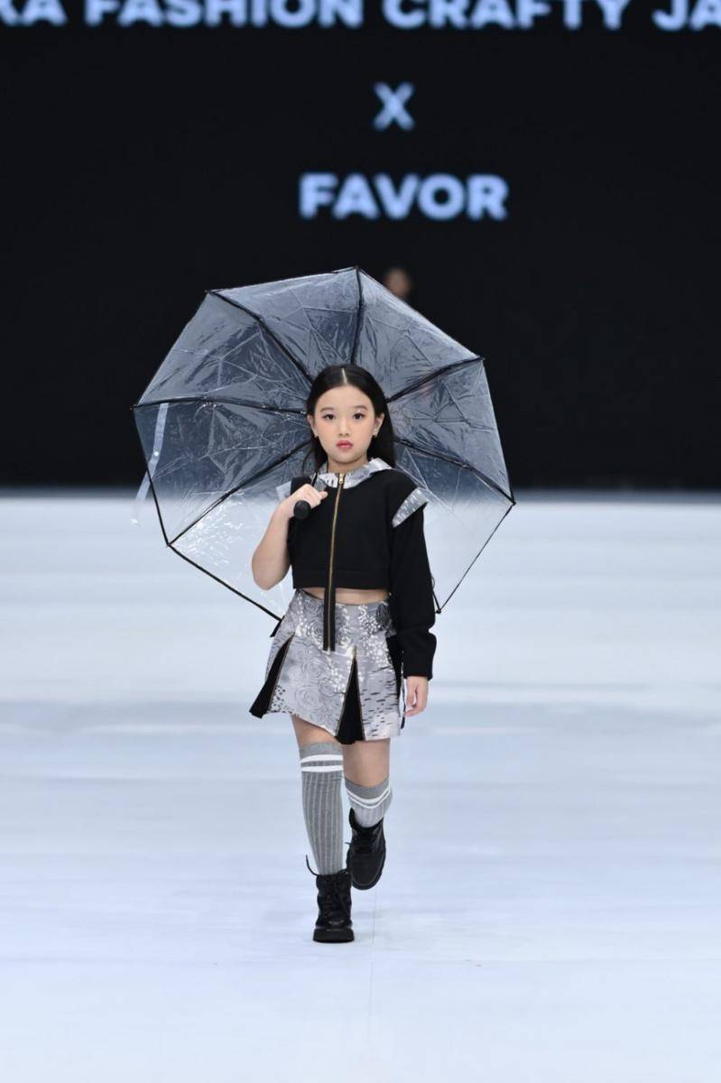 model baju anak dari brand lokal di IFW 2024 (dok.IKOKA FASHION CRAFTY JAKARTA)
