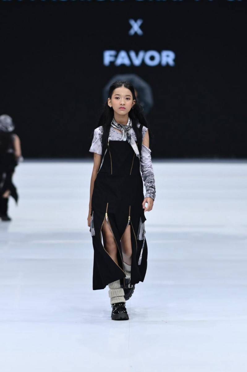 model baju anak dari brand lokal di IFW 2024 (dok.IKOKA FASHION CRAFTY JAKARTA)