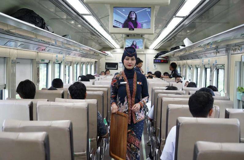 Pramugari kereta api (Dok KAI)