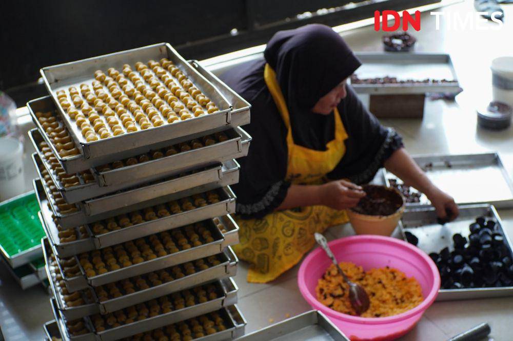 Para pekerja Ika Cookies saat memproduksi kue (IDN Times/Doni Hermawan)