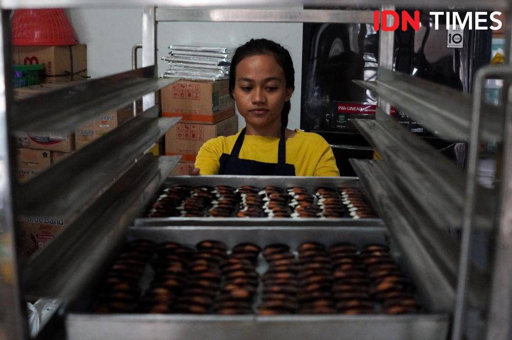 Para pekerja Ika Cookies saat memproduksi kue (IDN Times/Doni Hermawan)