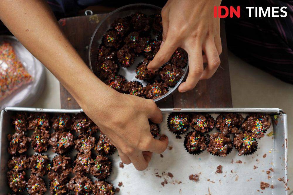 Para pekerja Ika Cookies saat memproduksi kue (IDN Times/Doni Hermawan)