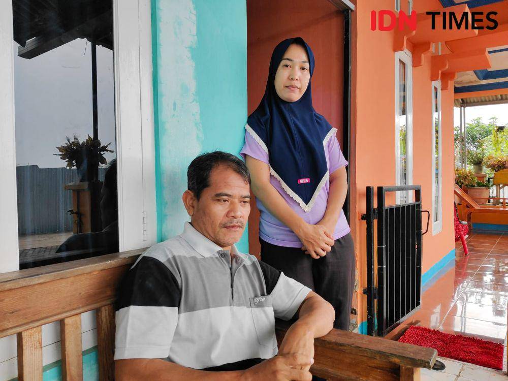 Aldi dan Dewi saat ditemui di rumahnya. (IDN Times/Imam Faishal)