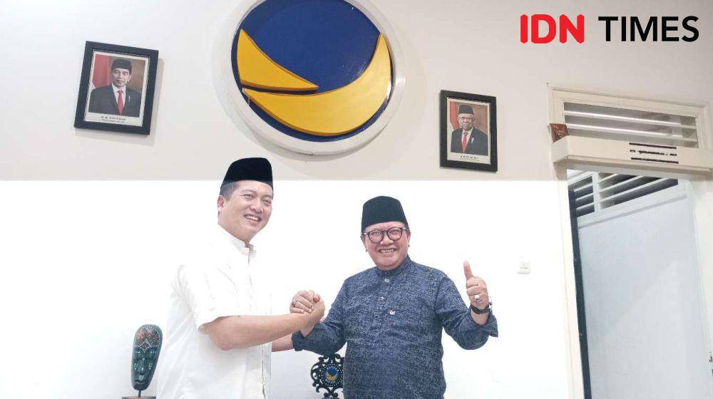 Lalu Muhamad Iqbal komunikasi dengan Ketua DPW NasDem Rumaksi. (IDN Times/Muhammad Nasir)