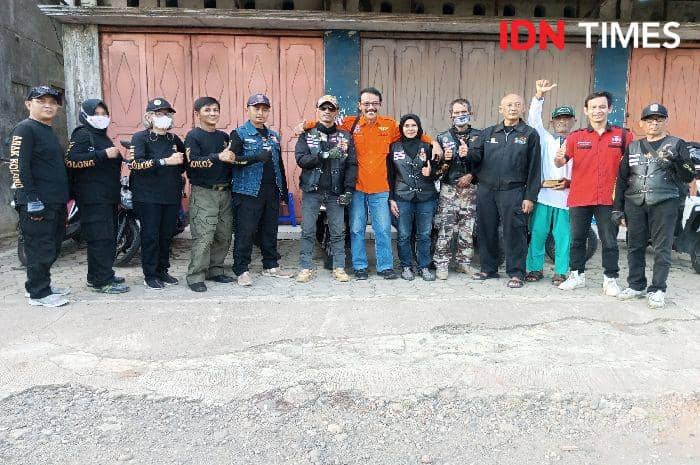 Sebagian anggota anak kolong bikers Indonesia dan Fortasi yang mengakomodir kegiatan sosial,Minggu (31/3/2024).(IDN Times/Cokie Sutrisno)