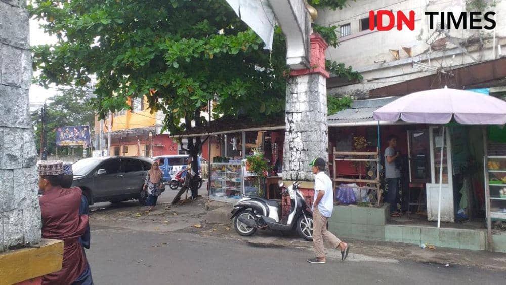 Sejumlah warung makan di Kampung Arab, Manado, Sulawesi Utara, tetap buka di siang hari. IDNTimes/Savi