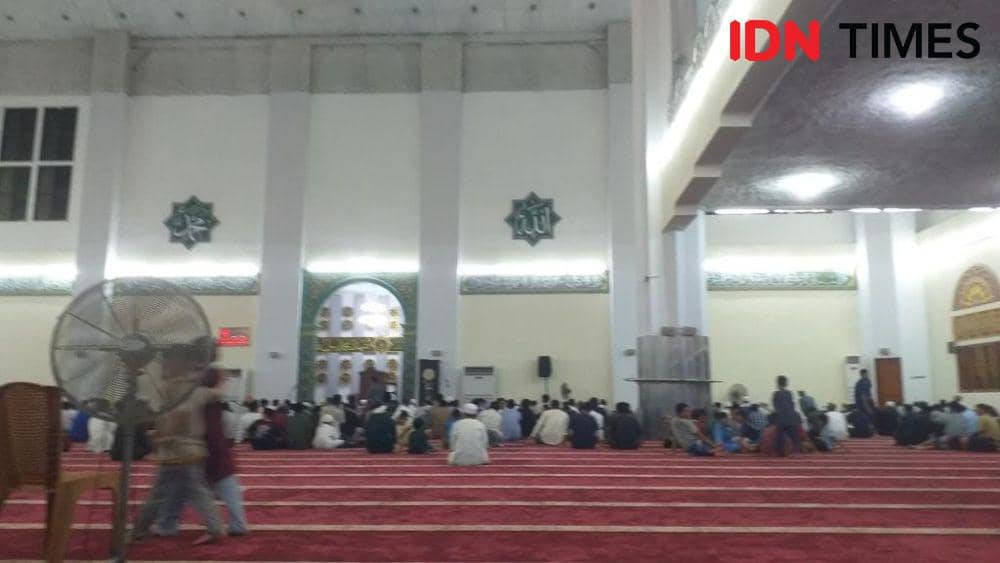 Suasana salat tarawih di Masjid Raya Ahmad Yani, Manado, Sulawesi Utara. IDNTimes/Savi