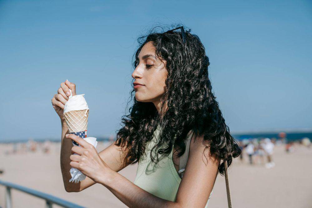 mengonsumsi es krim (pexels.com/Katya Wolf)