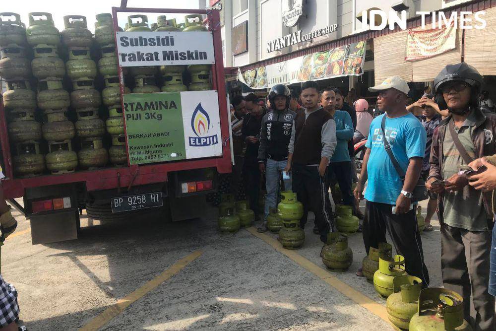 Masyarakat di Kot Batam saat mengantre untuk membeli gas LPG 3 kilogram (IDN Times/Putra Gema Pamungkas)