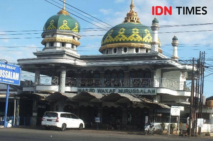Bila terjebat kemacetan di lampu merah perempatan Buntu, Banyumas, pengendara akan menjumpai bangunan megah mesjid tepat disisi lampu merah antar timur dan selatan, Minggu (31/3/2024).(IDN Times/Cokie Sutrisno)