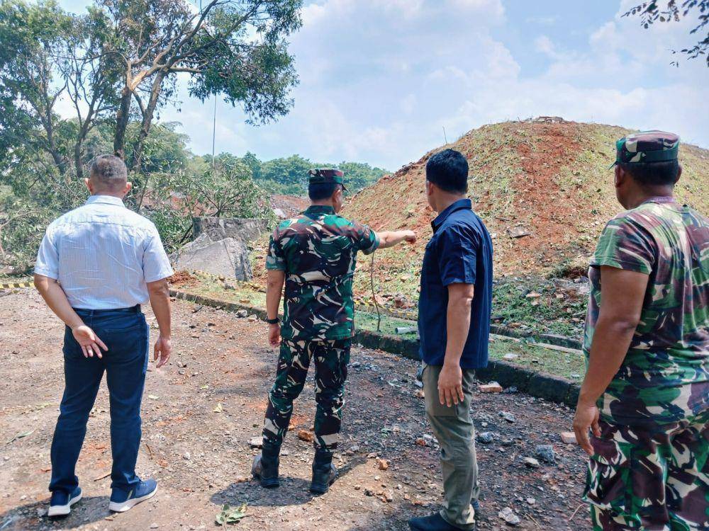 Panglima TNI Jenderal Agus Subiyanto ketika meninjau lokasi gudang amunisi yang meledak. (Dokumentasi Puspen TNI)