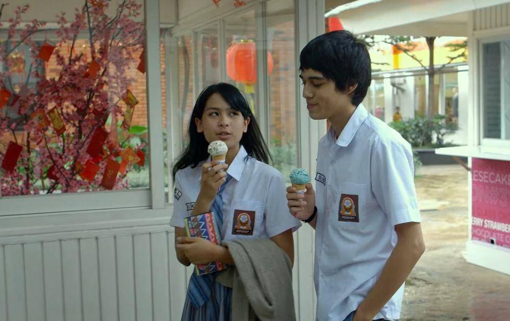 still cut Maxime Bouttier dan Maudy Ayunda di film Refrain (dok.Maxima Pictures/Refrain)
