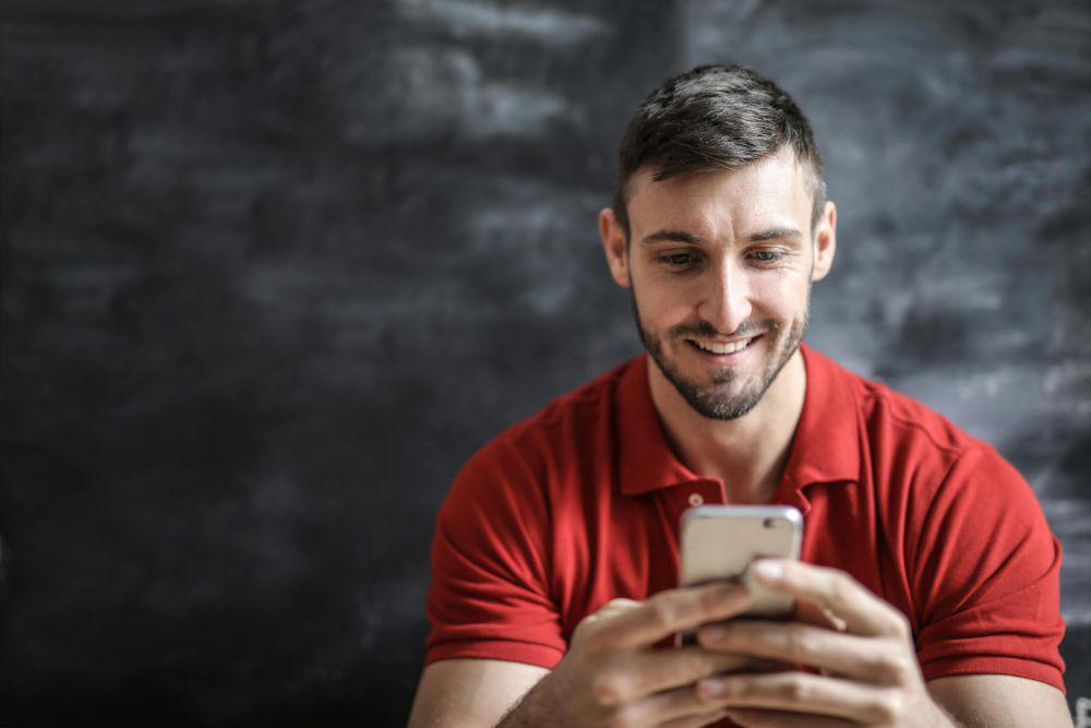 5 Cara Balas Chat dari Gebetan biar Gak Garing