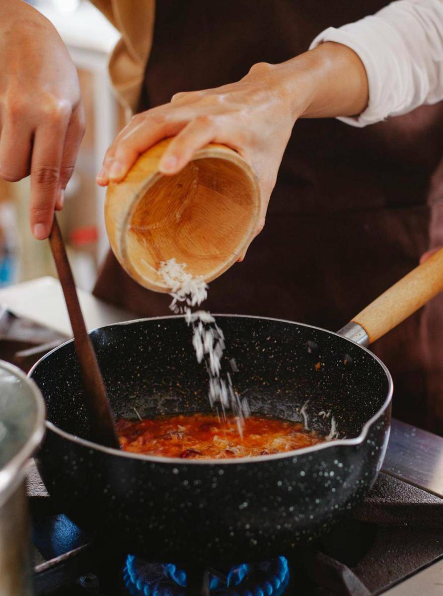 ilustrasi memasak sambal (pexels.com/Antonius Ferret)