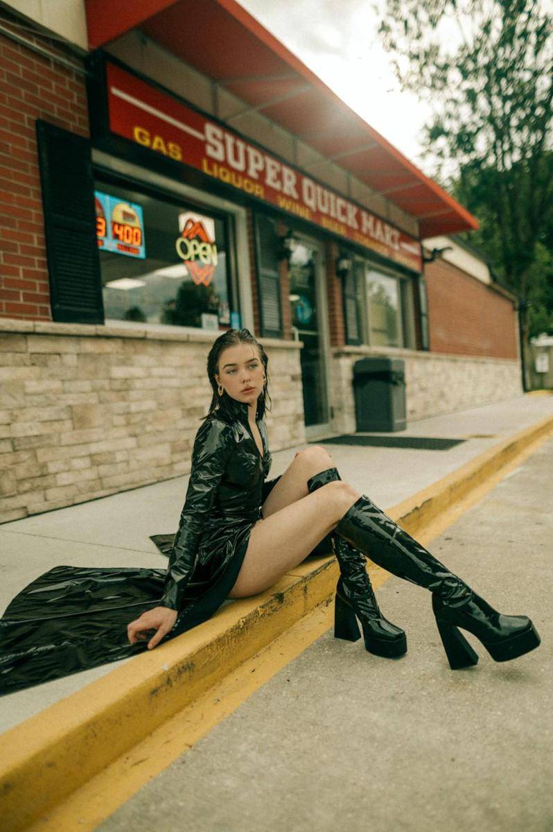 ilustrasi platform boots (pexels.com/Jayson Hinrichsen)