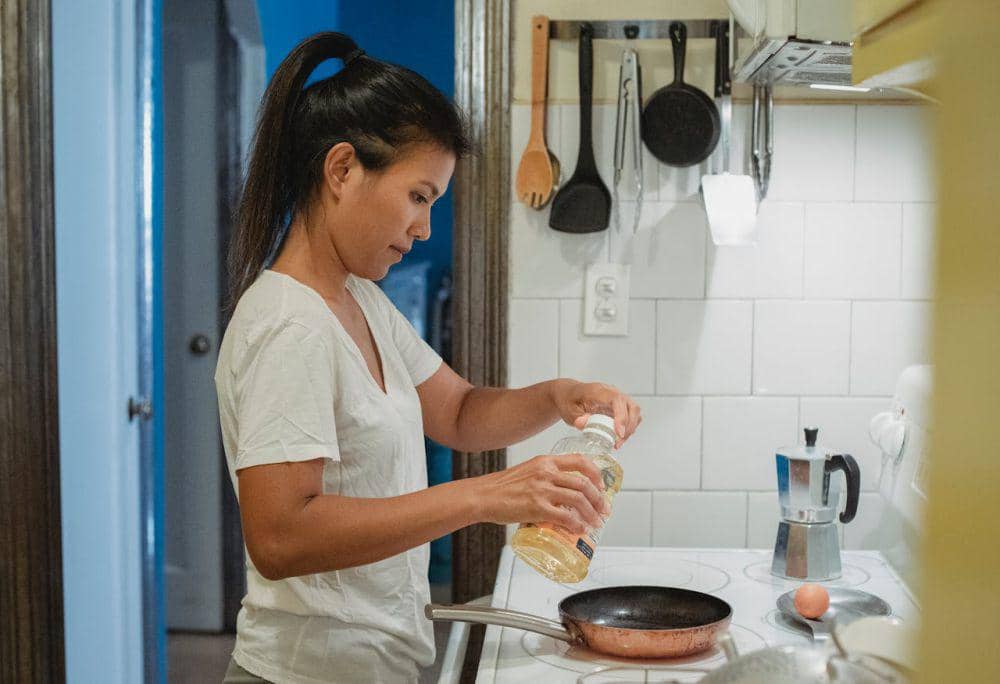 ilustrasi menuangkan minyak (pexels.com/Kamaji Ogino)