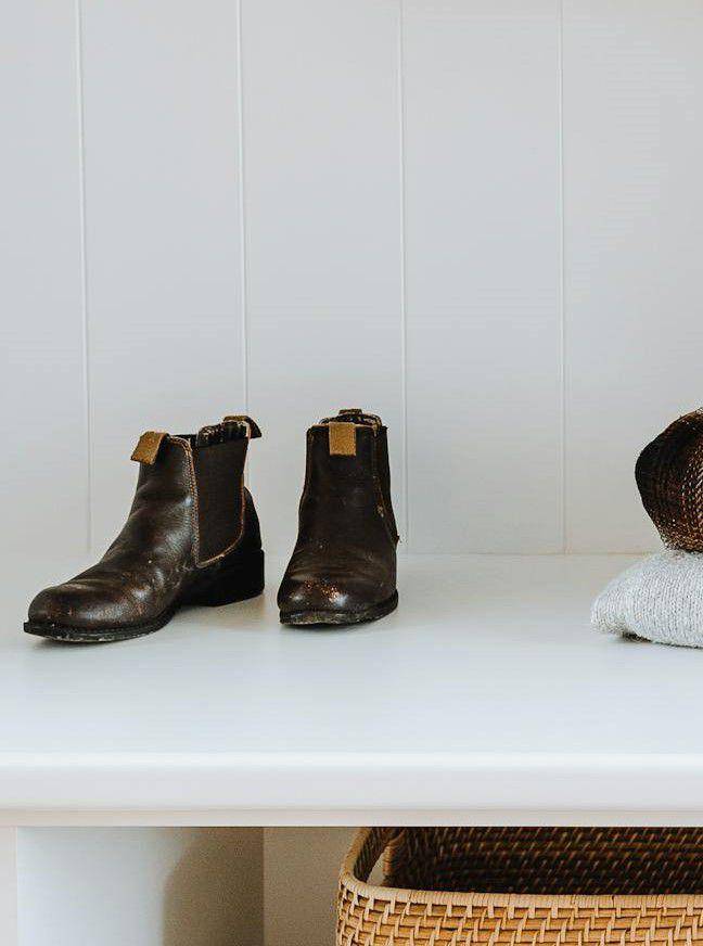 ilustrasi flat boots (pexels.com/Rachel Claire)