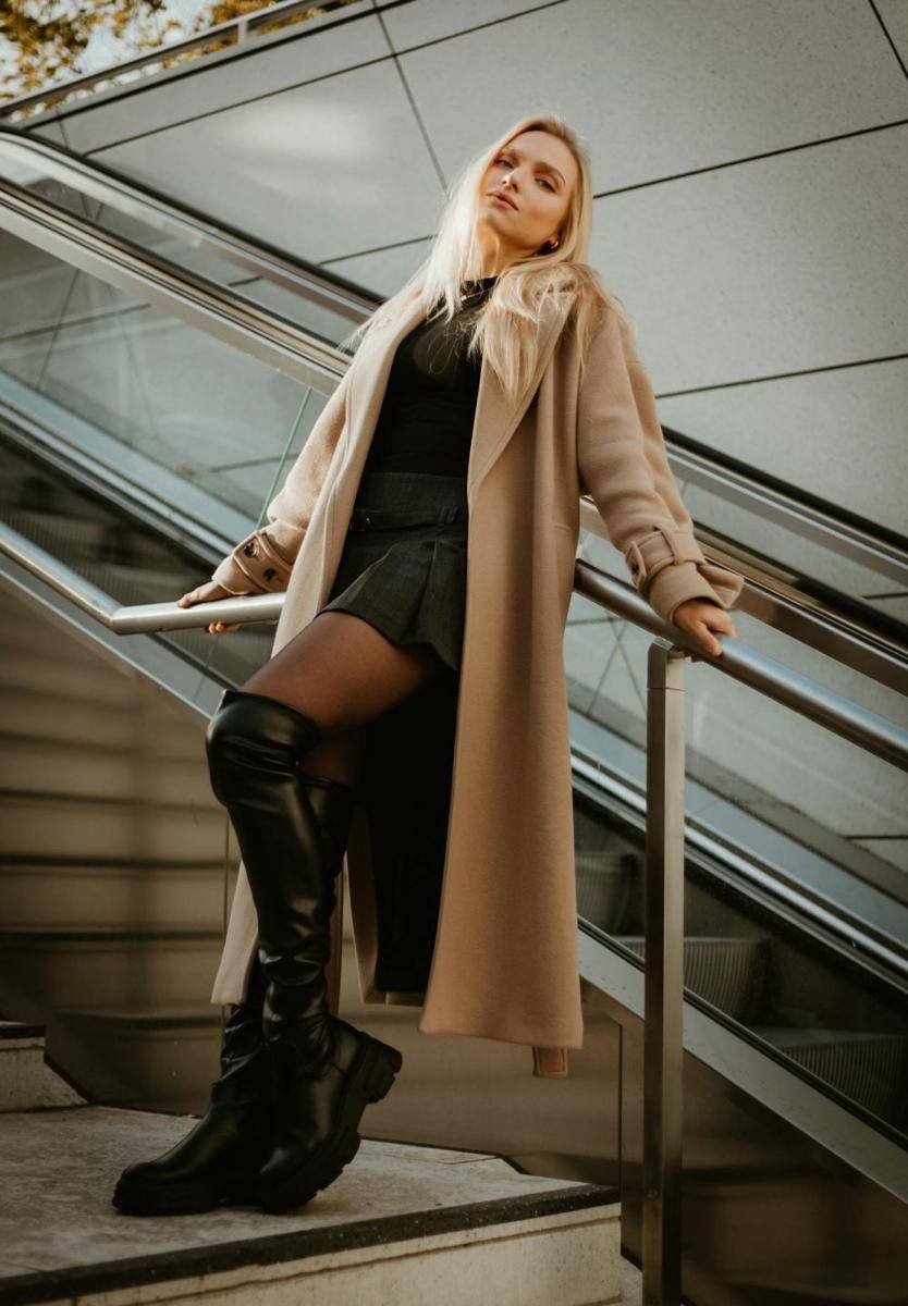 ilustrasi over-the-knee-boots (pexels.com/Sabine Meier)