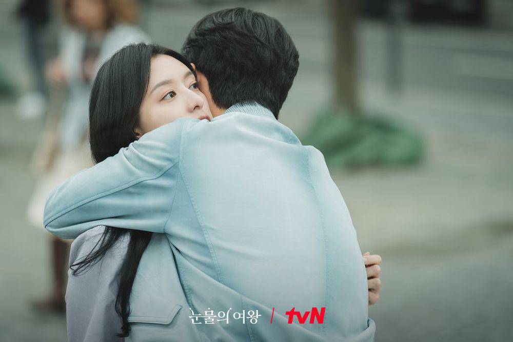 Still cut Kim Ji Won dan Kim Soo-Hyun di Queen of Tears (Instagram.com/tvn_drama)