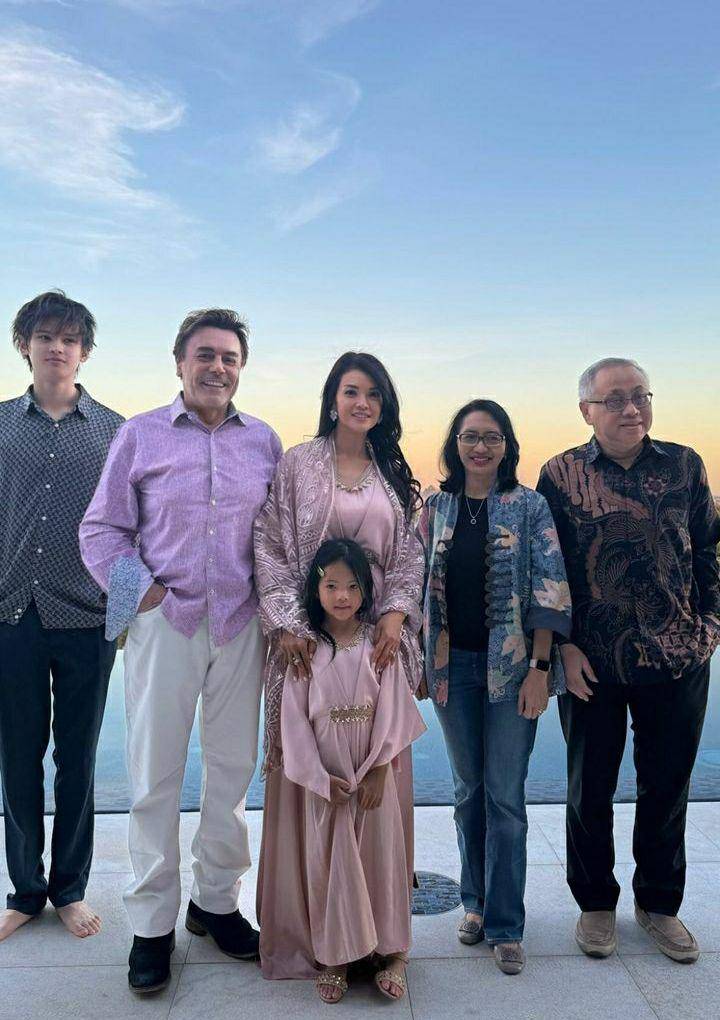 potret Farah Quinn gelar bukber di rumah (instagram.com/farahquinnofficial)