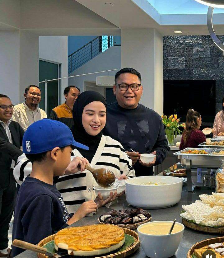 potret Farah Quinn gelar bukber di rumah (instagram.com/farahquinnofficial)