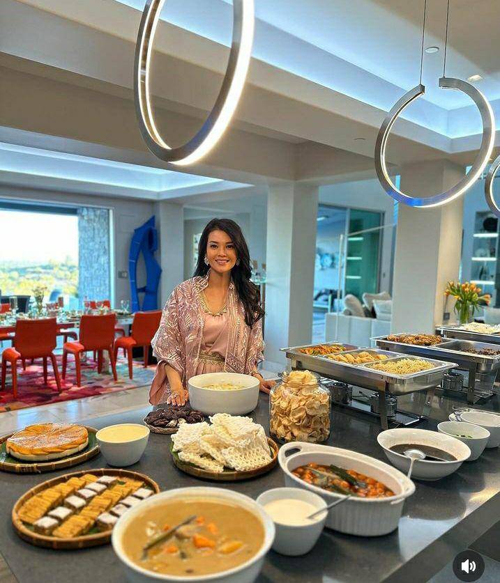 potret Farah Quinn gelar bukber di rumah (instagram.com/farahquinnofficial)