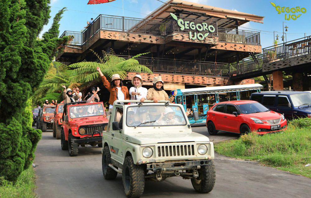 10 Potret Segoro Ijo, Resto di Karanganyar dengan View Kebun Teh