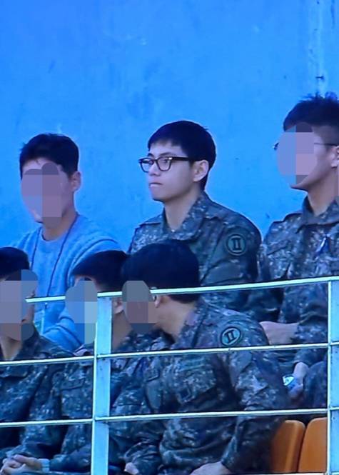 potret V BTS nonton sepak bola pakai seragam militer (via Allkpop)