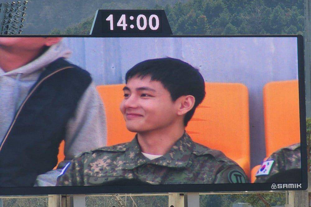 potret V BTS nonton sepak bola pakai seragam militer (via Koreaboo)