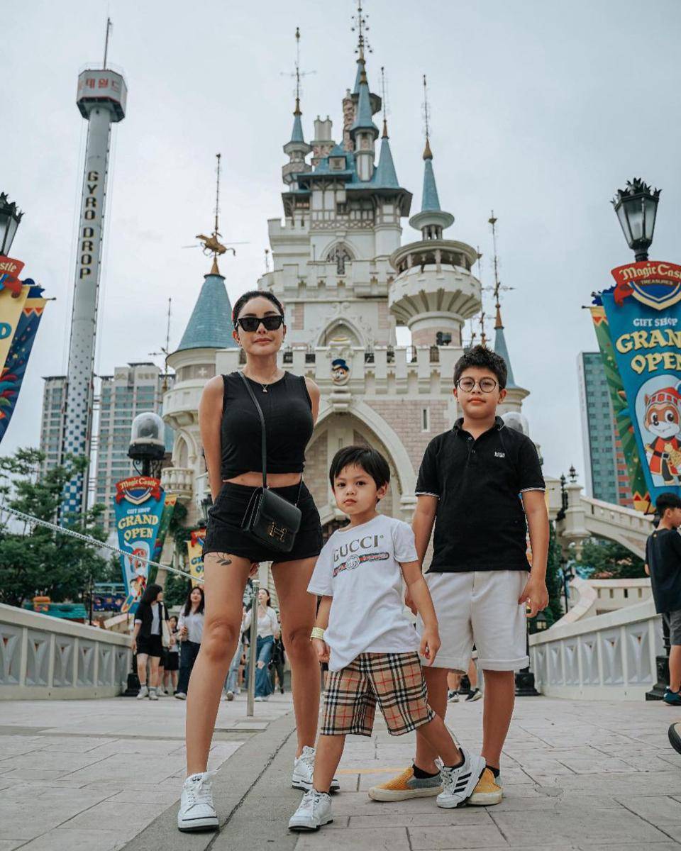 Gaya Liburan Nikita Mirzani (instagram.com/nikitamirzanimawardi_172)
