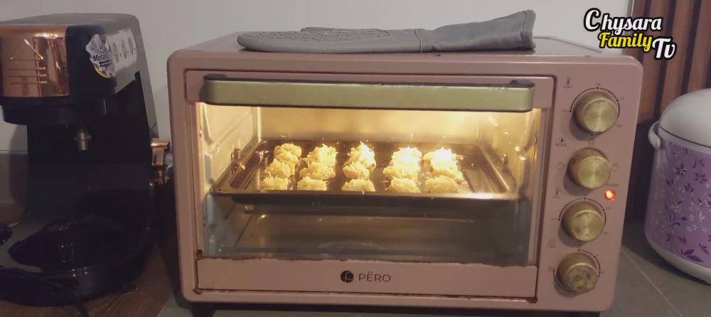 potret Glenca Chysara bikin kue Lebaran (youtube.com/chysarafamilytv5069)
