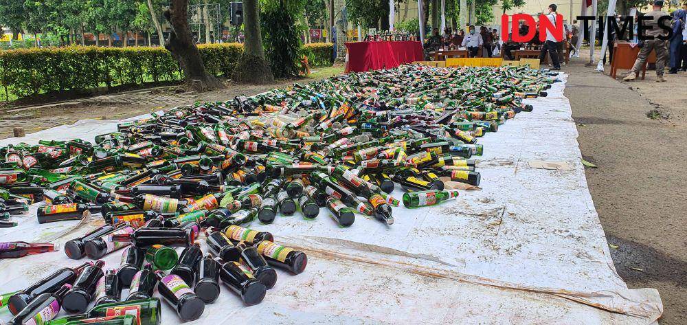 Ribuan botol miras yang disita Satpol PP Kota Depok untuk dilakukan pemusnahan. (IDNTimes/Dicky)