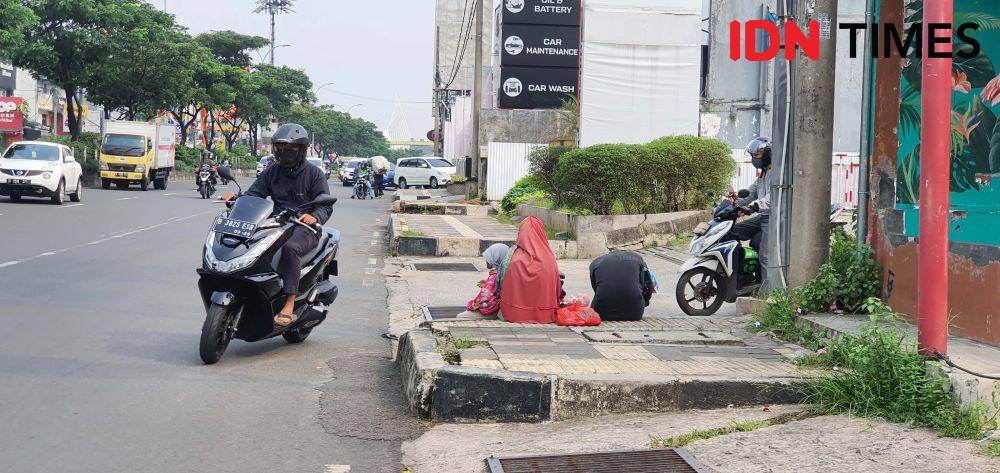 Salah seorang pengemis membawa anaknya di Jalan Raya Margonda, Kota Depok. (IDNTimes/Dicky)
