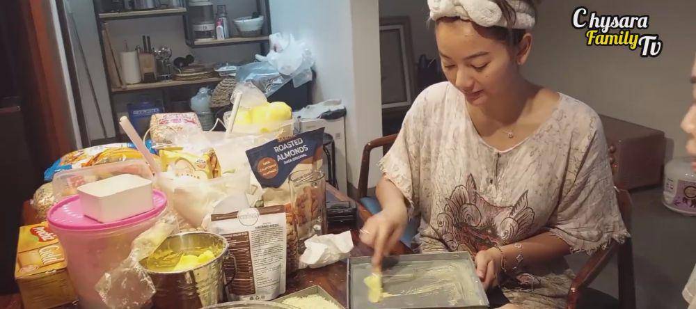 potret Glenca Chysara bikin kue Lebaran (youtube.com/chysarafamilytv5069)