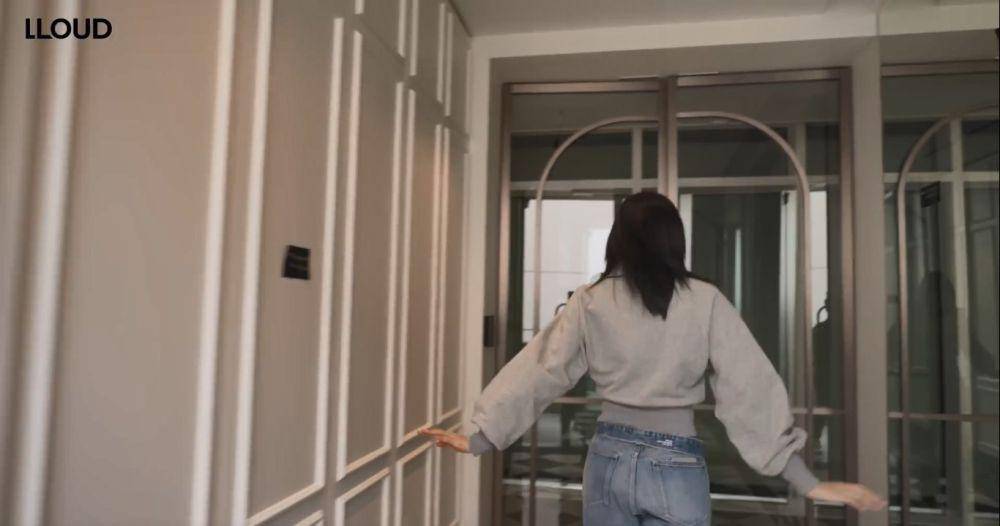 potret rumah Lisa BLACKPINK (youtube.com/wearelloud)
