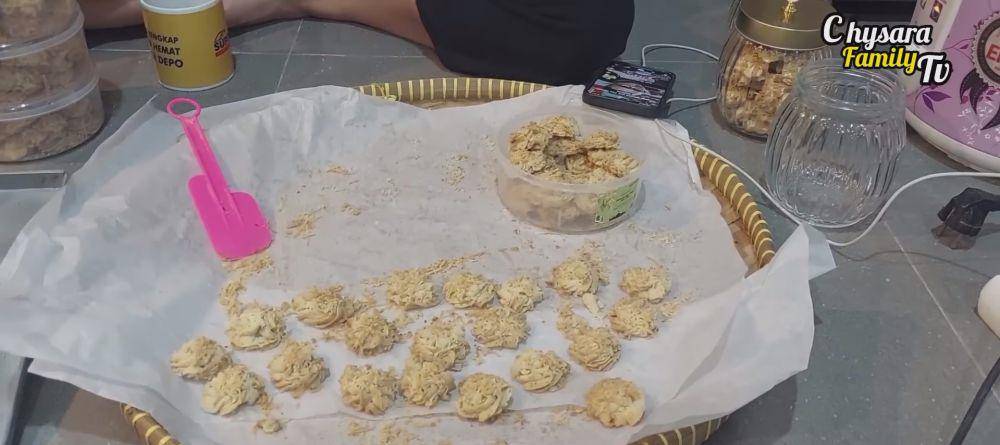 potret Glenca Chysara bikin kue Lebaran (youtube.com/chysarafamilytv5069)