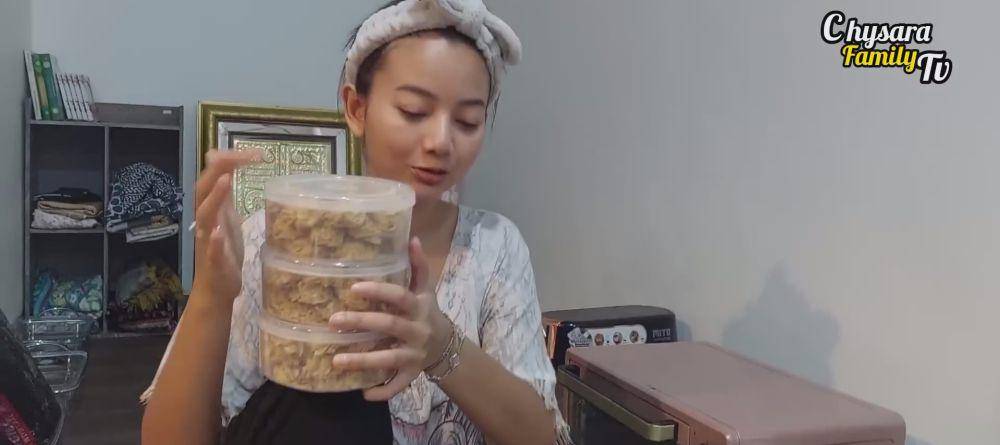 potret Glenca Chysara bikin kue Lebaran (youtube.com/chysarafamilytv5069)
