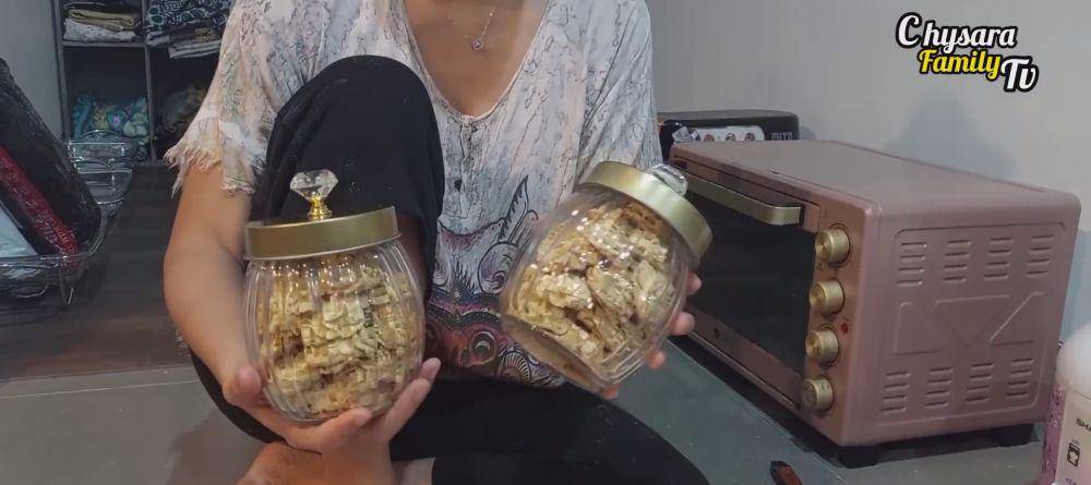 potret Glenca Chysara bikin kue Lebaran (youtube.com/chysarafamilytv5069)