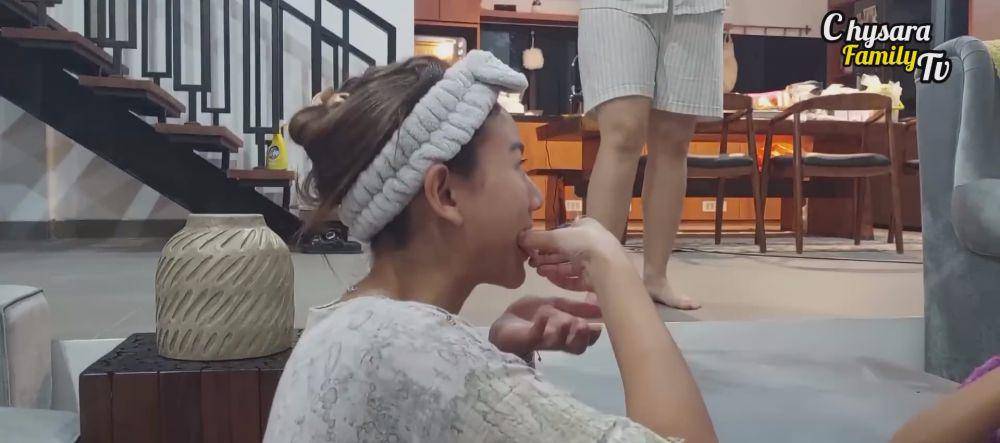 potret Glenca Chysara bikin kue Lebaran (youtube.com/chysarafamilytv5069)