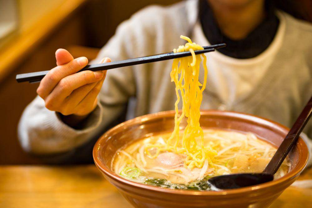 Ilustrasi makan mi (123rf.com/ken226)