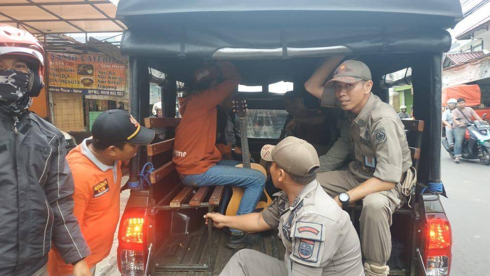 Satpol PP Kota Depok saat menertibkan pengamen yang dianggap melanggar Perda Kota Depok. (Dokumentasi Satpol PP Kota Depok)