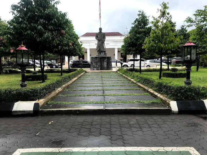 Sejarah Gedung DPRD DIY, Dulu Disebut Loji Setan